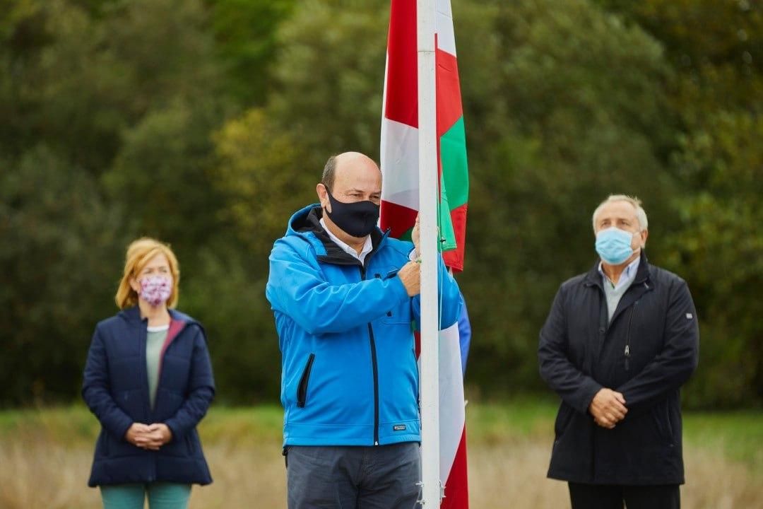 2020. Alderdi Eguna sin gente en Foronda. Con mascarillas, izado de la ikurriña.