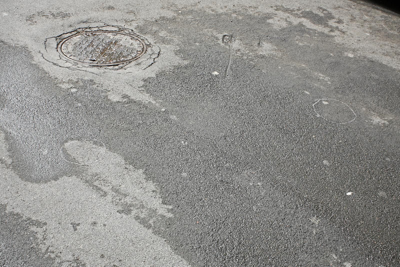 Marcas de tiza donde se encontraron los cartuchos. (ALEJANDRO RAMOS)