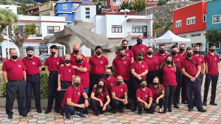 En la imagen, los miembros del grupo Gaifa tras la Diana Floreada que se inició al amanecer de este 2 de mayo.