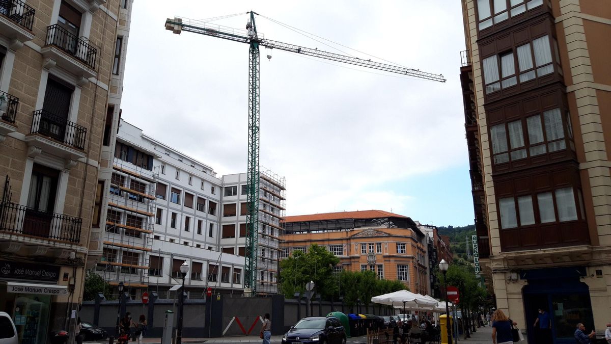 Grúa instalada en la antigua parcela ocupada por la BAM.
