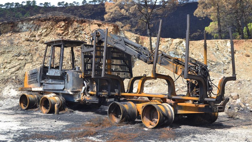 Una máquina afectada por el fuego, en la carretera a Jubrique
