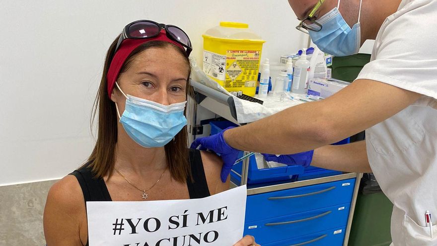 Un mujer recibe una dosis de la vacuna contra la COVID en Canarias