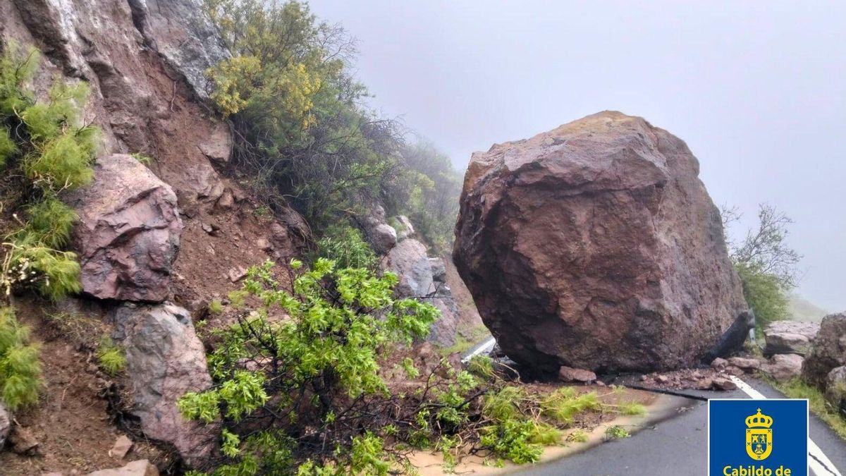 La roca de grandes dimensiones que cayó en la carretera entre Tejeda y Ayacata