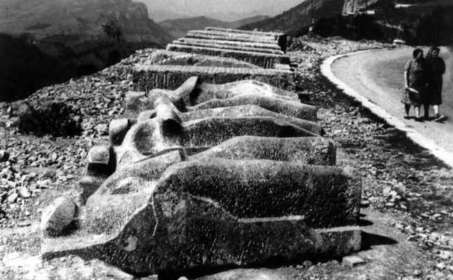 Apóstoles arrumbados en la cuneta de Arantzazu, 1967