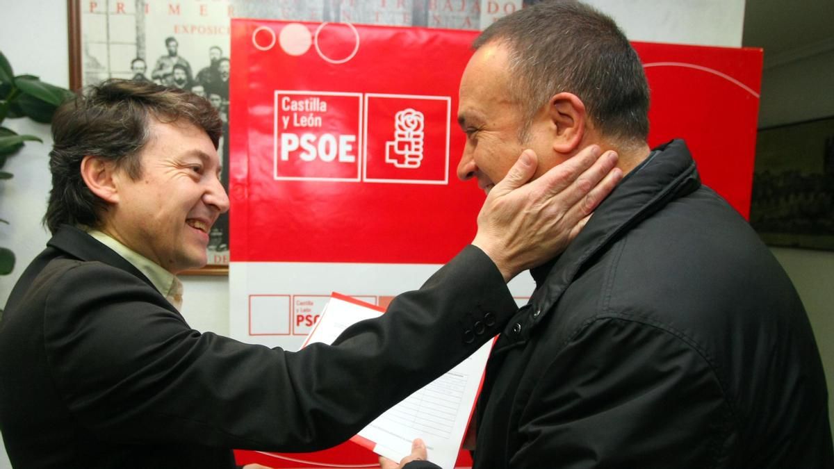 Folgueral saludando al todavía candidato a la Secretarí­a comarcal del PSOE en El Bierzo, Gerardo Álvarez Courel, en 2013.