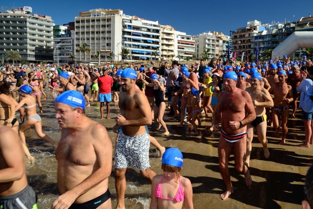 Chapuzón en Las Canteras (TONY HERNÁNDEZ)