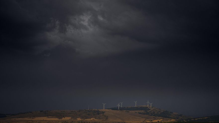 El parque eólico de Puertelrubio en Soria bajo una tormenta.