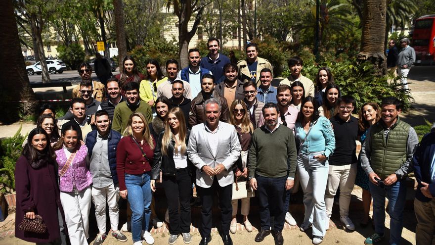 El vicesecretario de Coordinación Autonómica del PP, Elías Bendodo, y el dirigente regional José Ramón Carmona, este sábado con jóvenes en Málaga.