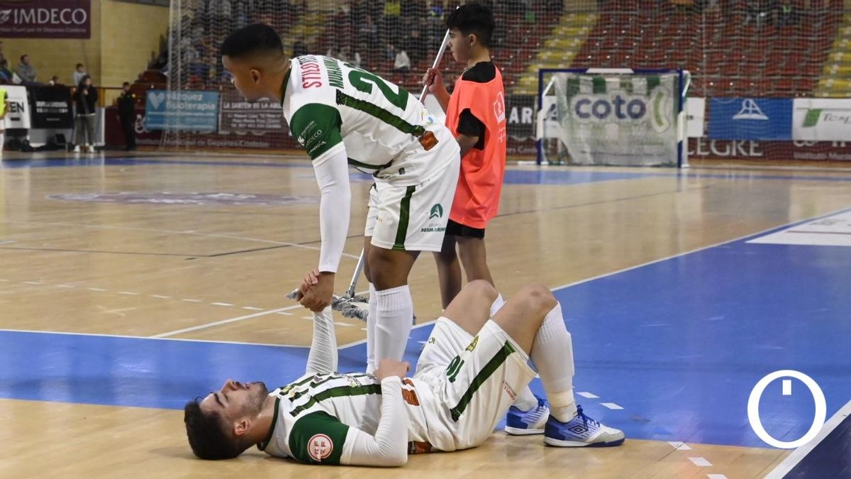 Muhammad ayuda a levantarse a Lucas Perin