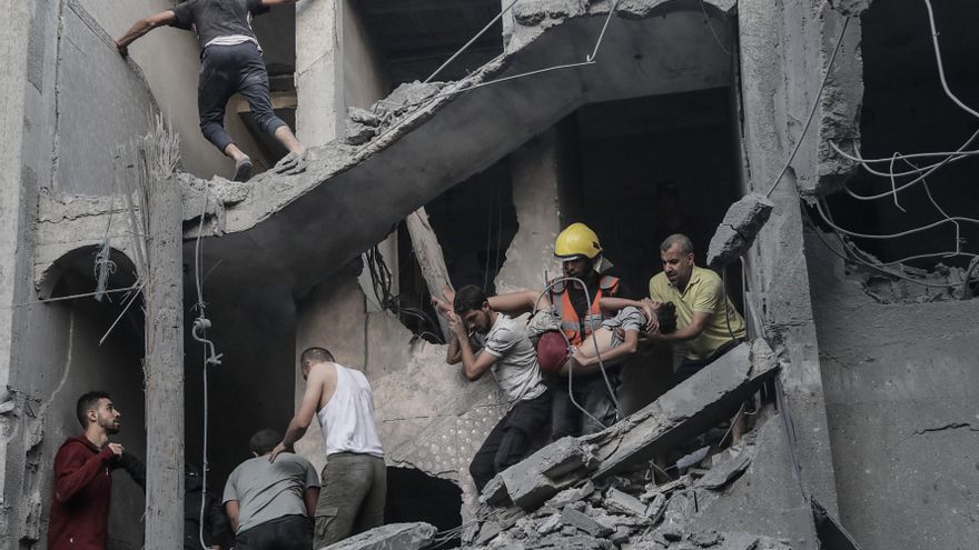 Rescate de un niño entre los restos de un edificio residencial en Khan Younis, en el suroeste de la Franja de Gaza, este 19 de octubre de 2023