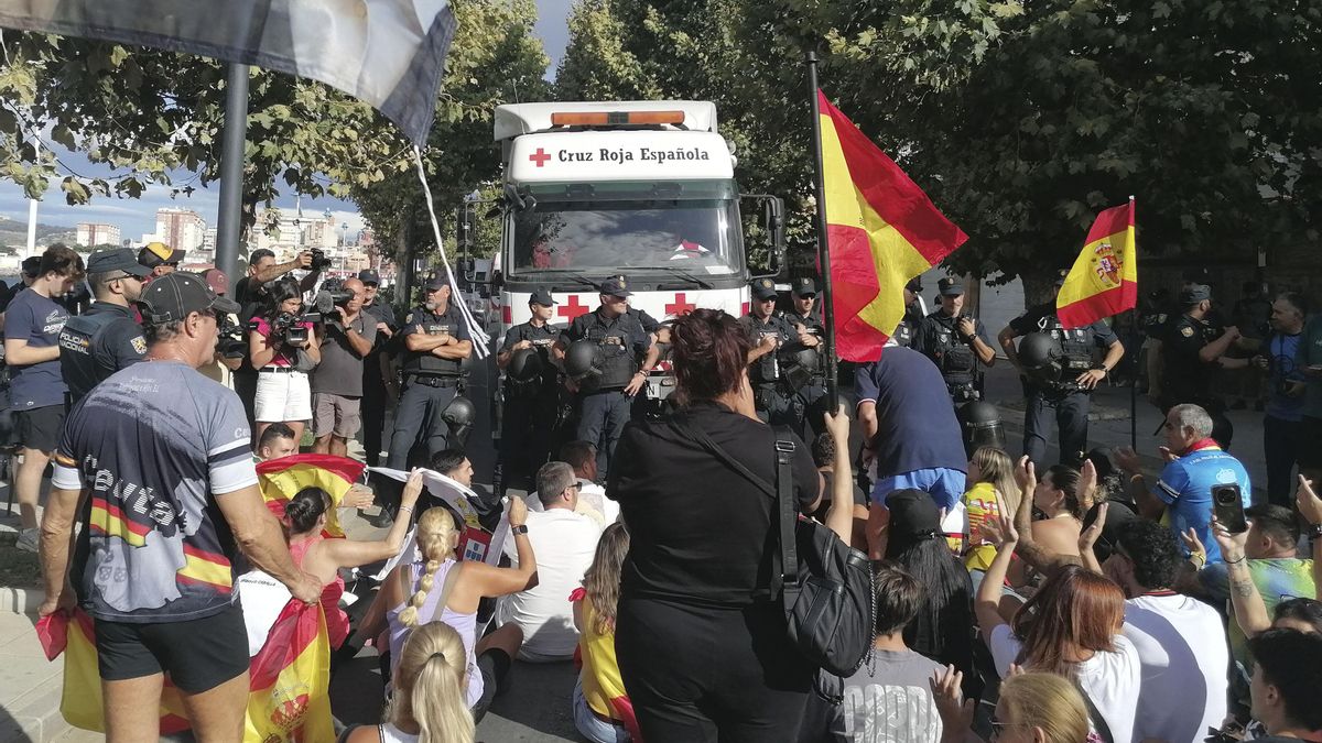 Sentada con la que una concentración de unos 50 ceutis han bloqueado el paso de un convoy de Cruz Roja que iba a dar comida a los inmigrantes que permanecen en la Playa del Trampolín de Ceuta al grito de "Cruz Roja es una mafia".