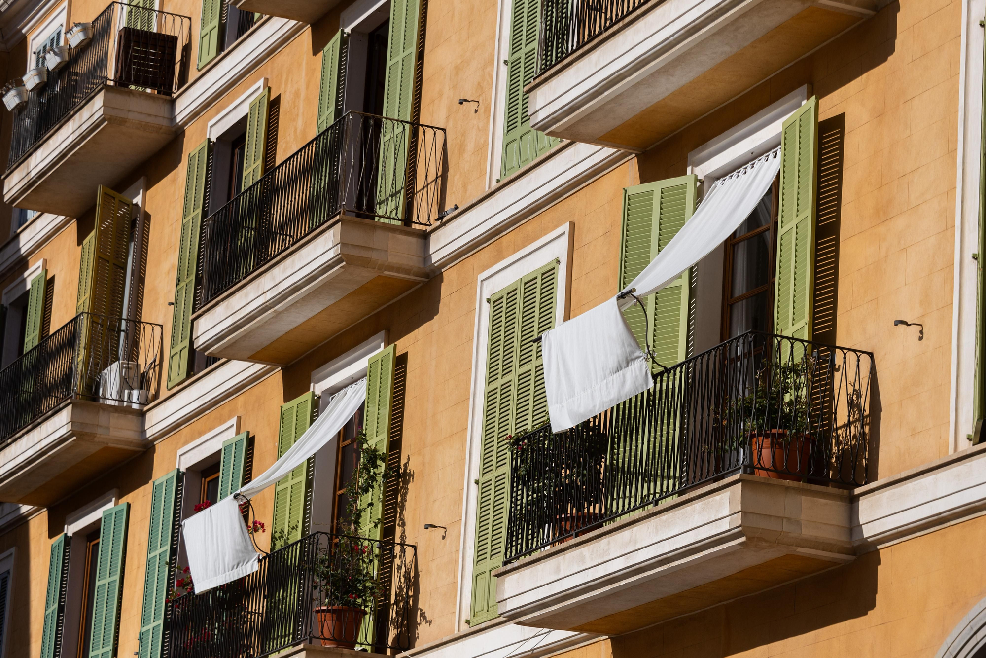 Balcones en uno de los laterales en la Plaza Mayor, característicos por sus fachadas amarillas y barandillas de hierro forjado