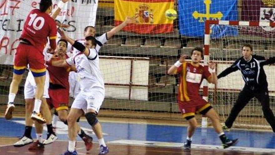 Pavón intenta pasar el balón a Gastón.