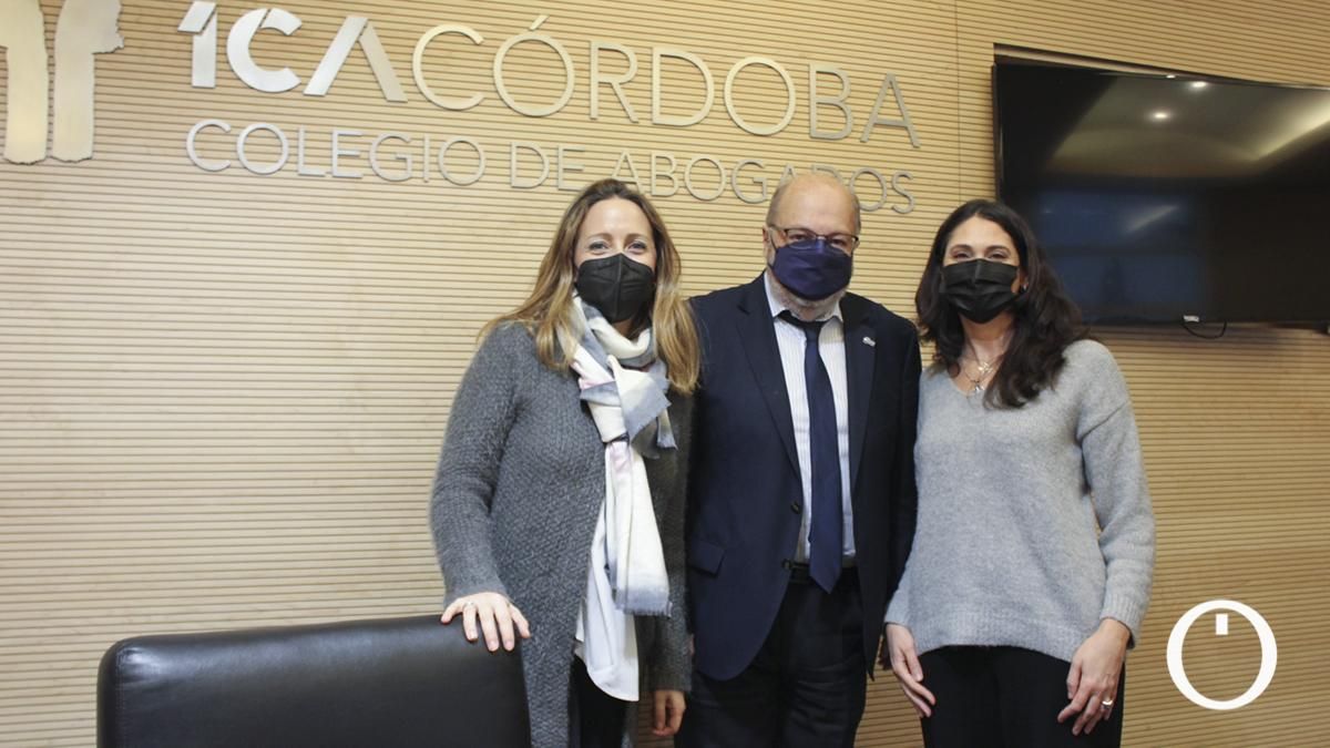 El decano del Colegio de Abogados de Córdoba, Carlos Arias López, entrega las ayudas destinadas a asociaciones y ONG