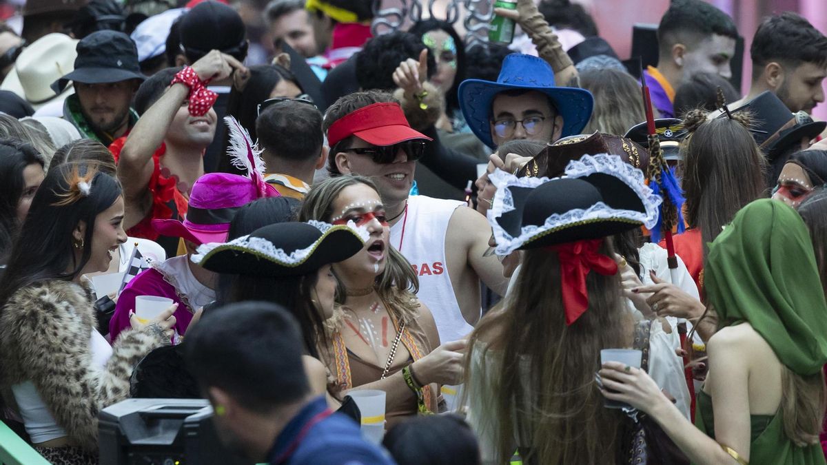 Quevedo, acompañado de amigos y otros cantantes canarios que también le acompañan en el videoclip 'Ni borracho', su último sencillo, ambientado en los carnavales