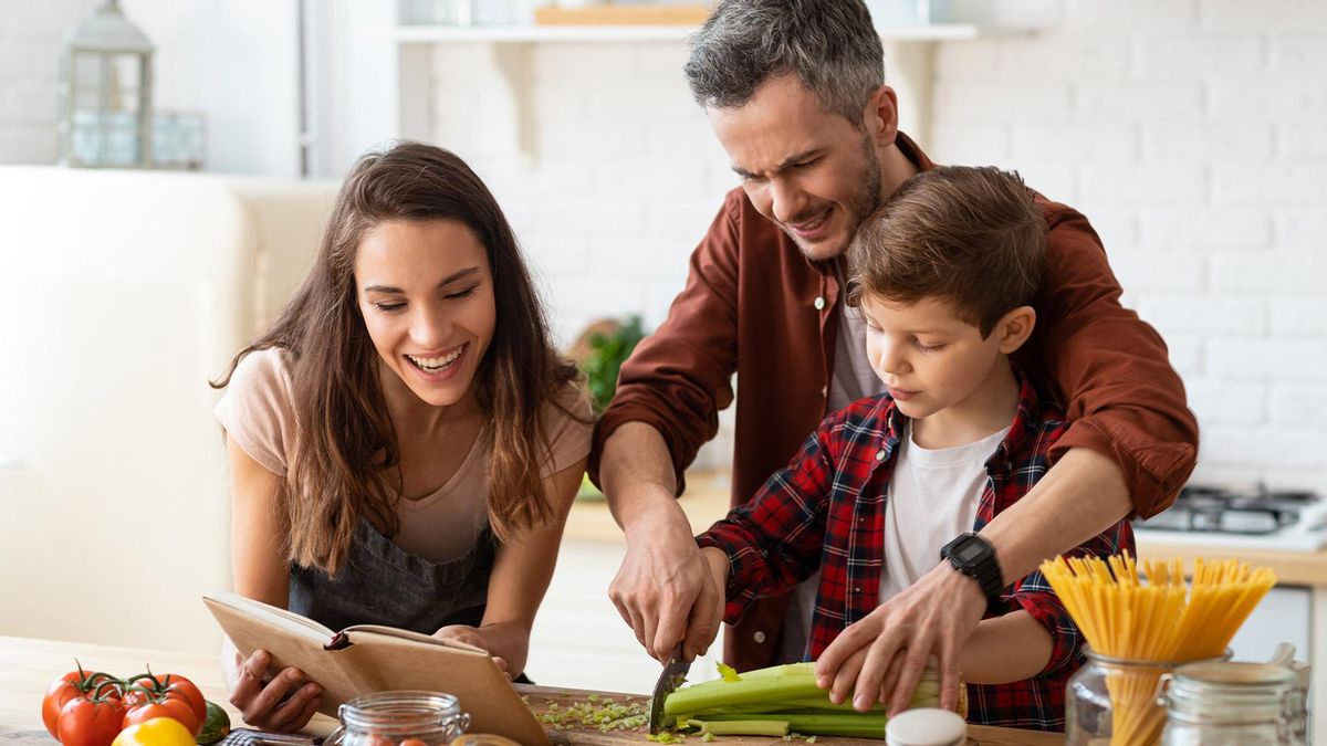 Una familia cocinando