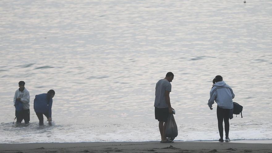 Vista de la entrada ilegal a nado en Ceuta de migrantes marroquíes y argelinos este jueves. Los centros de acogida de adultos y menores de la ciudad autónoma de Ceuta siguen colapsados tras la llegada irregular de unos 1.500 migrantes en los últimos nueve días, lo que ha llevado a su presidente, Juan Jesús Vivas, a pedir una acción “contundente y sin dilación” al Estado ante la “dimensión de la crisis migratoria.EFE/ Reduan Dris