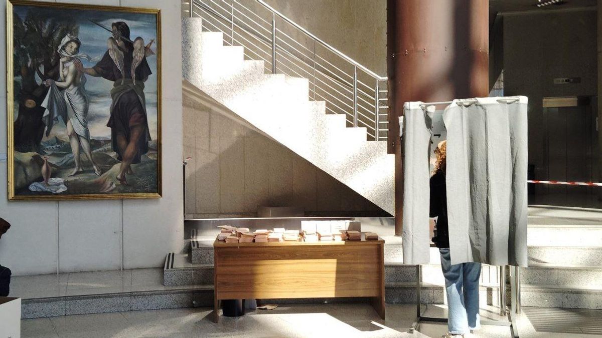 Papeletas y cabina en el colegio electoral de la Delegación de la Junta en Eras de Renueva, León.