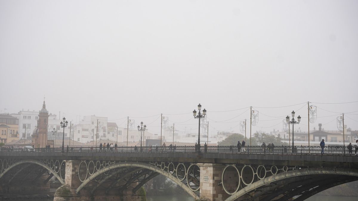 El puente de Isabel II rodeado de una intensa niebla. Imagen de archivo.