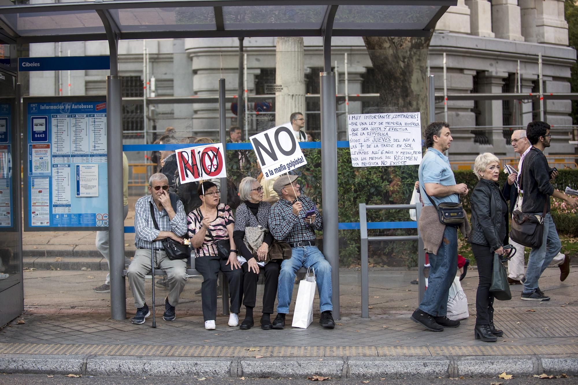 Manifestantes descansan en las marquesinas de la Plaza de Cibeles, durante la manifestación "rodea el Congreso"