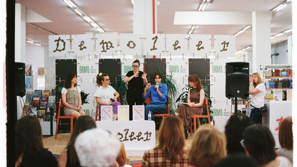 Mesa redonda de Demoleer 2025. Con la poeta Marisa Morata, la dramaturga María Rodríguez y la directora y guionista Eva libertad. Moderado por la periodista Marta Hernández.