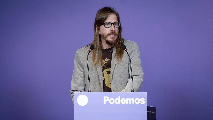 El secretario de Organización y portavoz de Podemos, Pablo Fernández, durante una rueda de prensa en la sede de Podemos, a 18 de mayo de 2026, en Madrid (España).