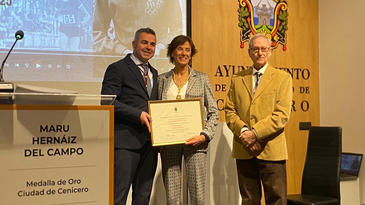 La atleta Maru Hernáiz recibe la Medalla de Oro de Cenicero de manos del alcalde Eduardo del Campo y con David Gangutia, promotor del reconocimiento