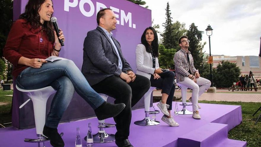 Rubén Martínez Dalmau junto a Naiara Davó en un acto de Podem.