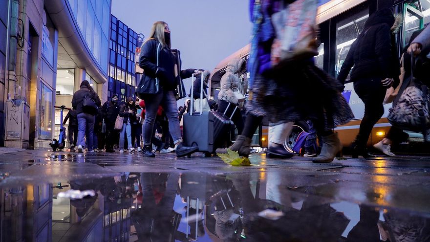 Varias personas transitan por el distrito europeo de Bruselas.