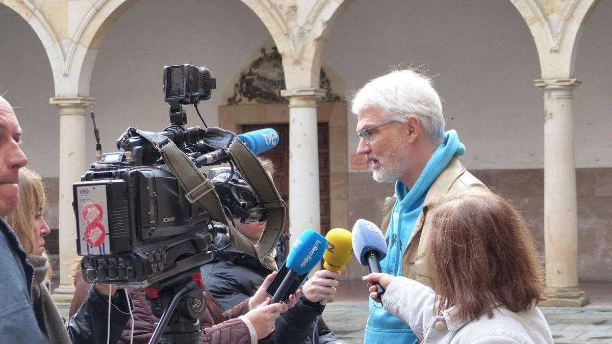 El presidente de la Asociación Galbán, Lennart Koch, atiende a los medios. 
