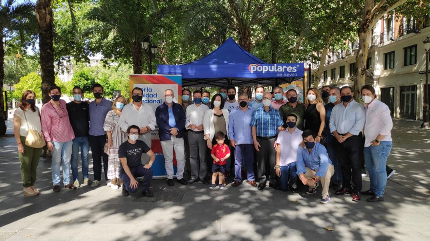 Imagen de este domingo de la carpa montada por el PP de Sevilla para la recogida de firmas contra los indultos a los políticos condenados por el procés.