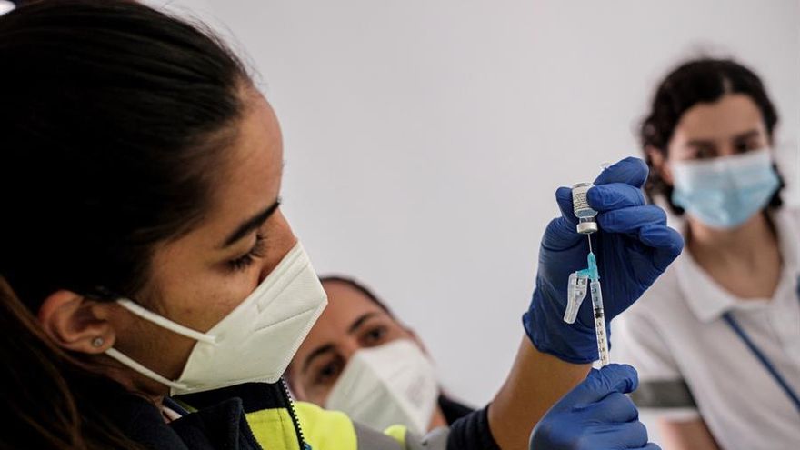 Vacunación del personal sanitario en Canarias, este miércoles, 13 de enero