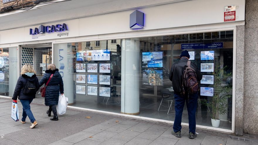 The Euribor falls to 2.4% in February and lowers mortgages 1,250 euros a year