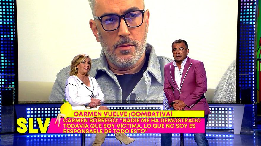Carmen Borrego con Jorge Javier Vázquez en el plató de 'Sálvame', presidido por el rostro de Kiko Hernández