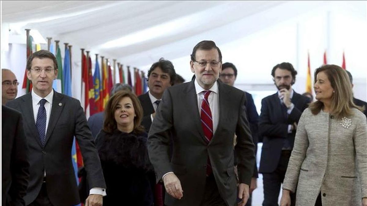Rajoy, a su llegada al Congreso acompañado por Núñez Feijóo y miembros de su Gobierno.