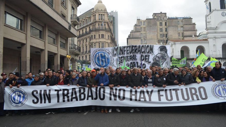 Movilización, paros sectoriales, asambleas y piquetes: las bases discuten alternativas si la CGT no define una huelga general
