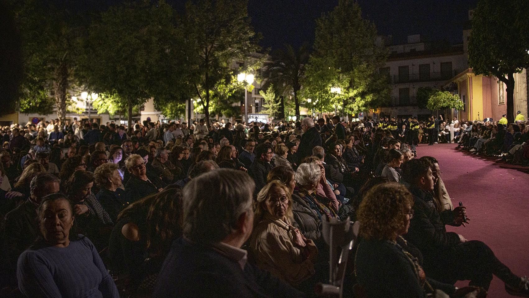 La Plaza de San Lorenzo espera la salida de la Hermandad del Gran Poder.