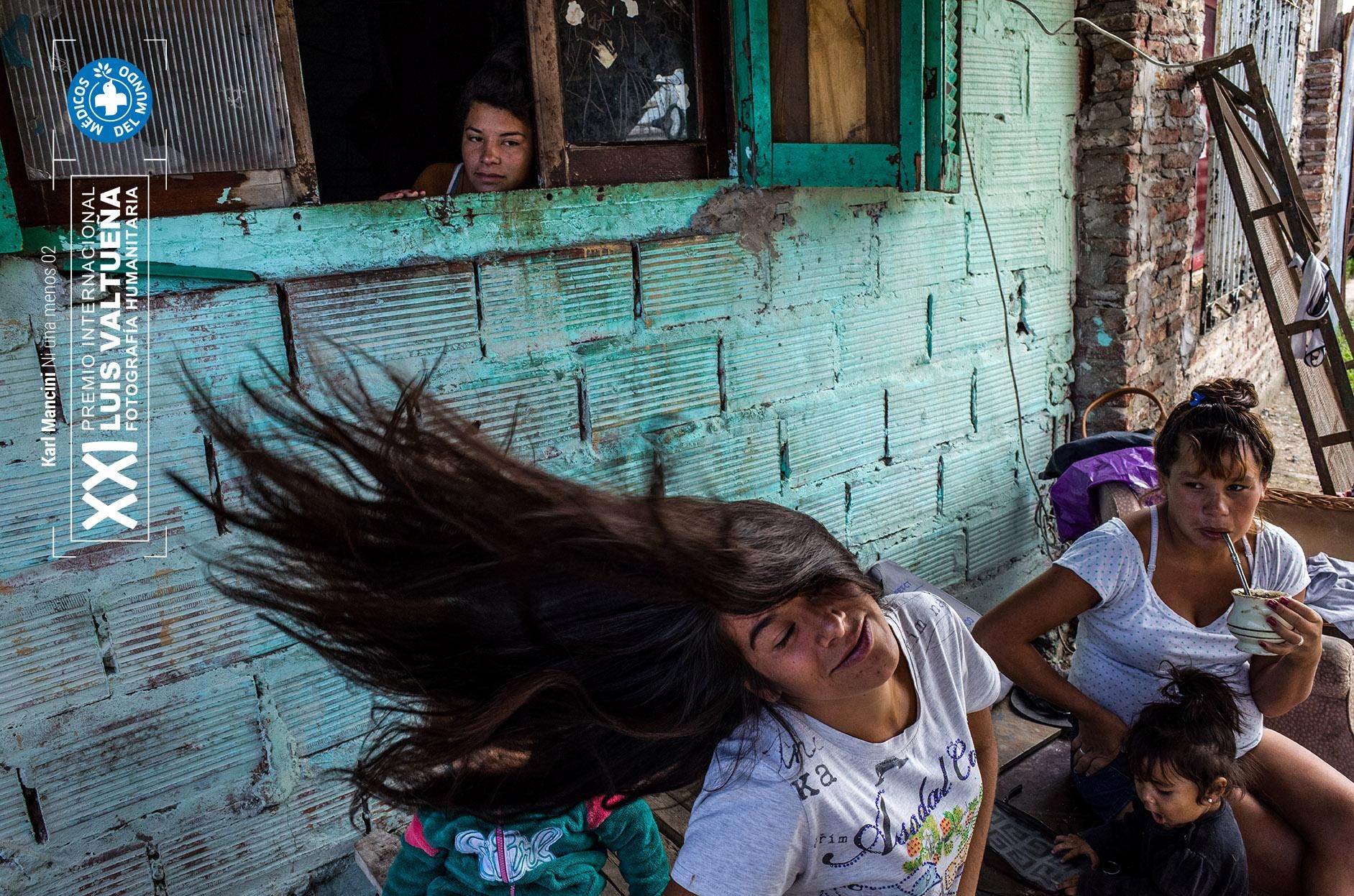 Maira Giménez (19) frente a la casa de su tía con sus primos. Cuando tenía 5 años, su padrastro comenzó a maltratarla y golpear a los hermanos. Después de la muerte de su madre, su hermano comenzó a consumir Paco. Fue asesinado por un oficial de policía. En 2016 Maira perdió su hogar debido a un incendio. Foto: Karl Mancini. NI UNA MENOS. Segundo finalista.