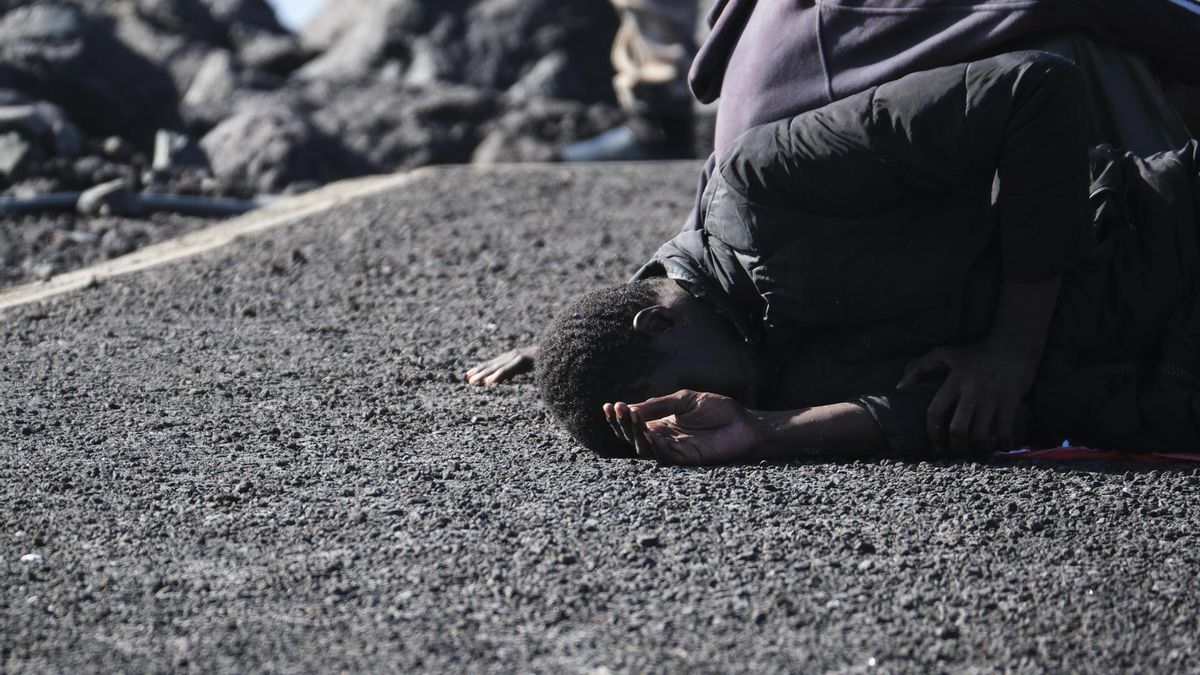 Salvamento Marítimo ha rescatado este sábado a los 166 integrantes de un cayuco, uno de ellos fallecido, que navegaba en aguas cercanas a Tenerife y los ha trasladado al puerto de Granadilla, donde han sido atendidos por la Cruz Roja. EFE/Alberto Valdés