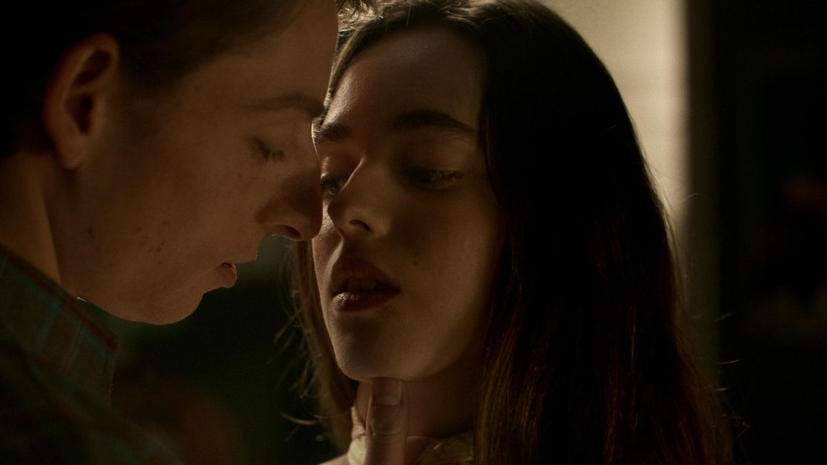 La película es una adaptación de la novela homónima de Annie Ernaux que retoma las relaciones entre el poder y la violencia sexual.