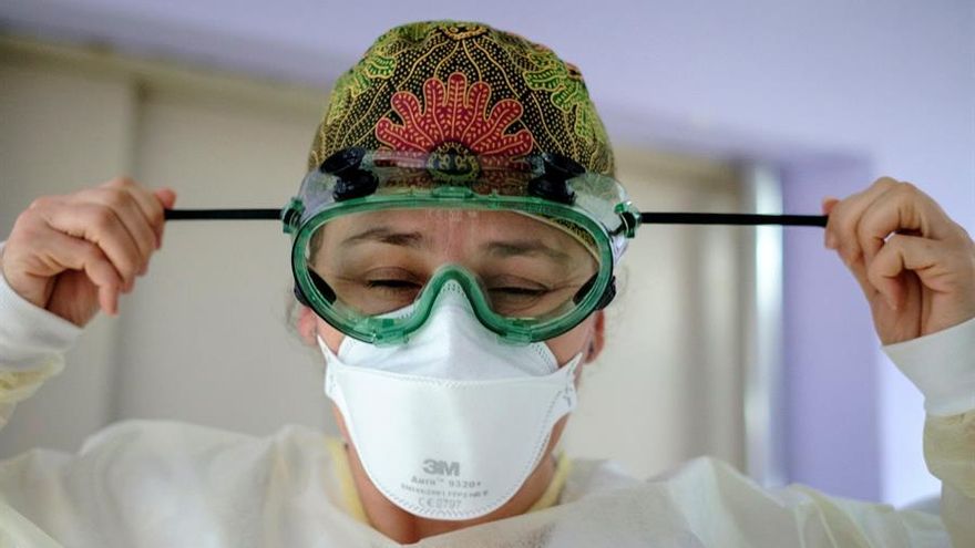 El personal de la planta 8 del Complejo Hospitalario Universitario Insular-Materno de Gran Canaria, que se dedica exclusivamente a los pacientes con coronavirus menos graves, se prepara para acceder a las habitaciones de estos y darles la medicación y el almuerzo.