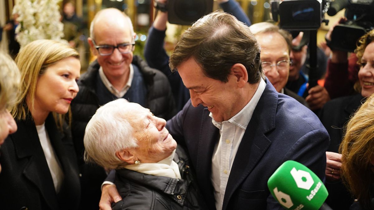 Mañueco abraza a una simpatizante del partido al llegar el domingo al hotel de la fiesta del PP.