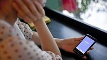 Las redes sociales amplifican el control que se da en las relaciones de pareja en la adolescencia