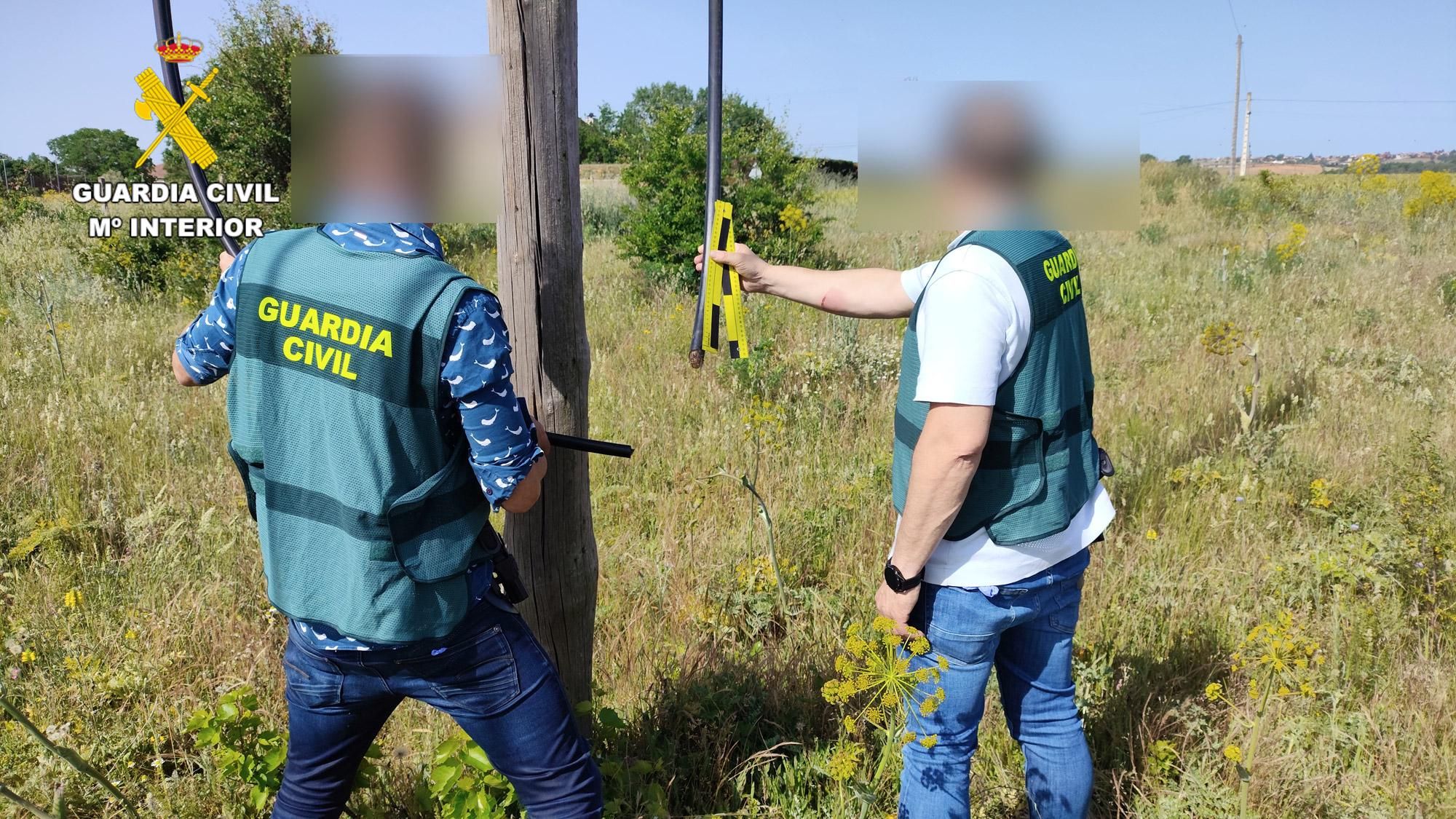 Agentes de la Guardia Civil inspeccionando uno de los lugares de los robos de cable telefónico.
