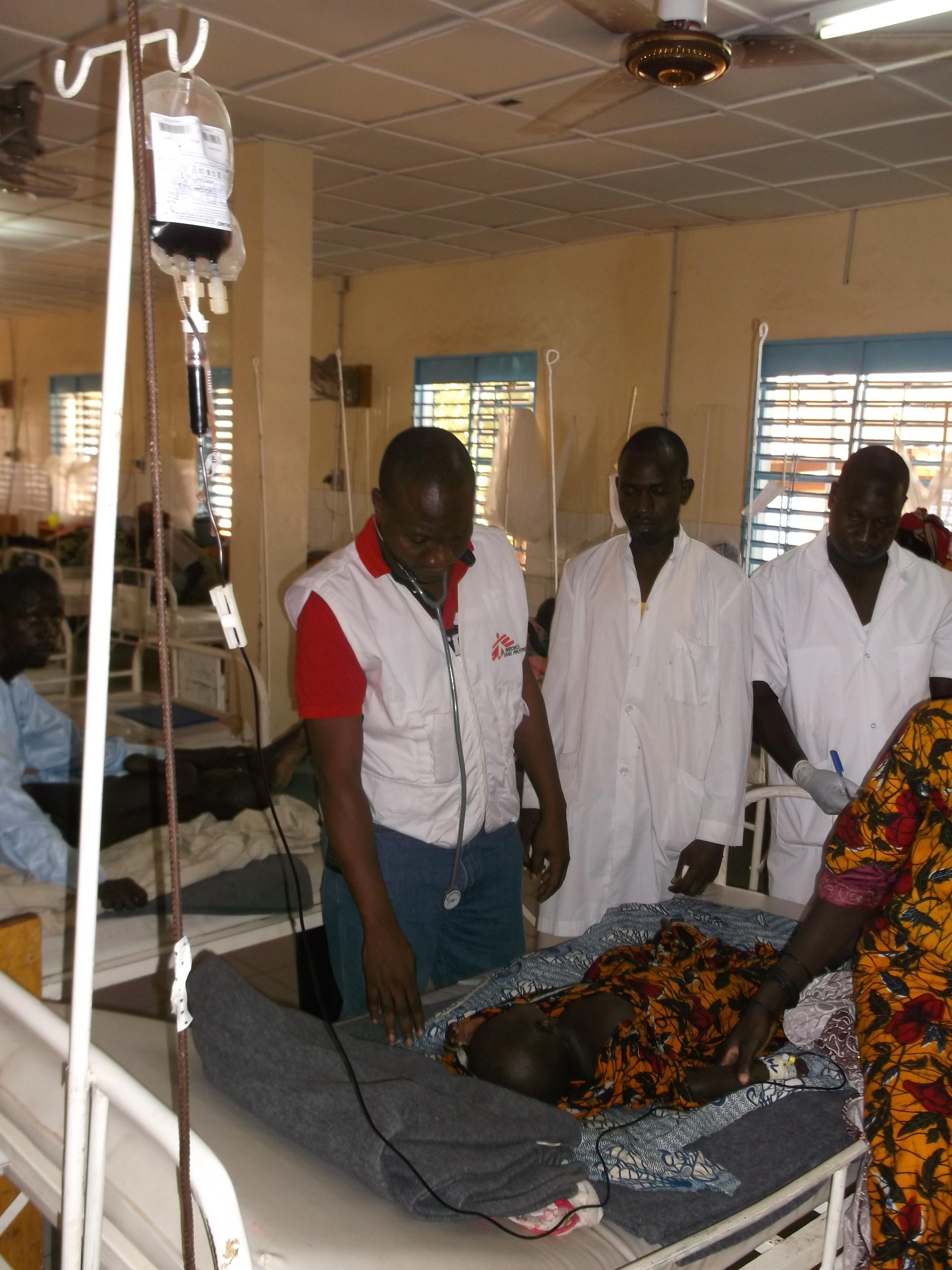 Hoy, Aichatou ha sido dada de alta y la abuela Zaha se la lleva a casa. Ahora, la niña seguirá el tratamiento para la desnutrición de forma ambulatoria, sin necesidad de estar ingresada en el hospital. “Me dan dado tratamiento para que lo siga en casa durante una semana y luego me han dado cita para ir cada semana”, explica Zaha. / Fotografía: MSF