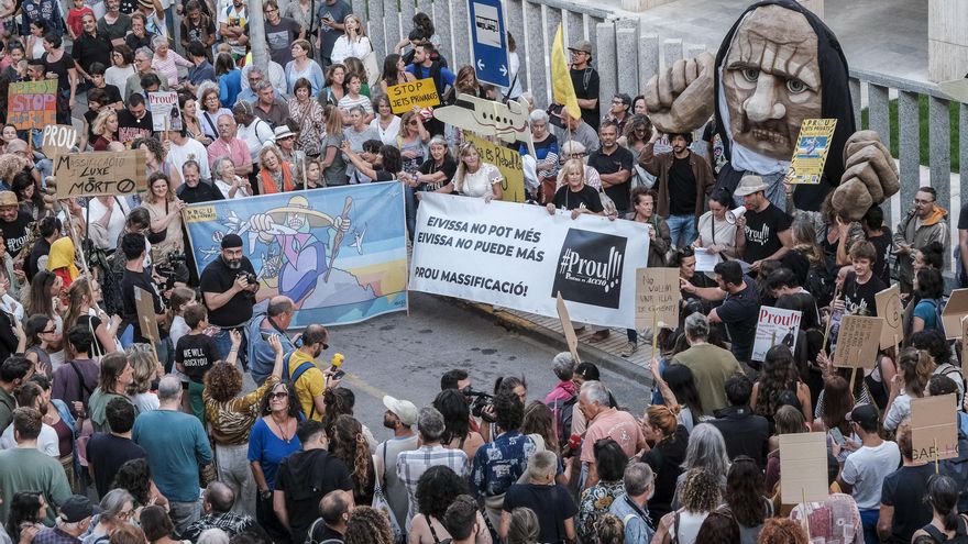 Un miler de persones es manifesten a Eivissa contra la massificació turística: "Un 1% de megarrics explota l'illa"