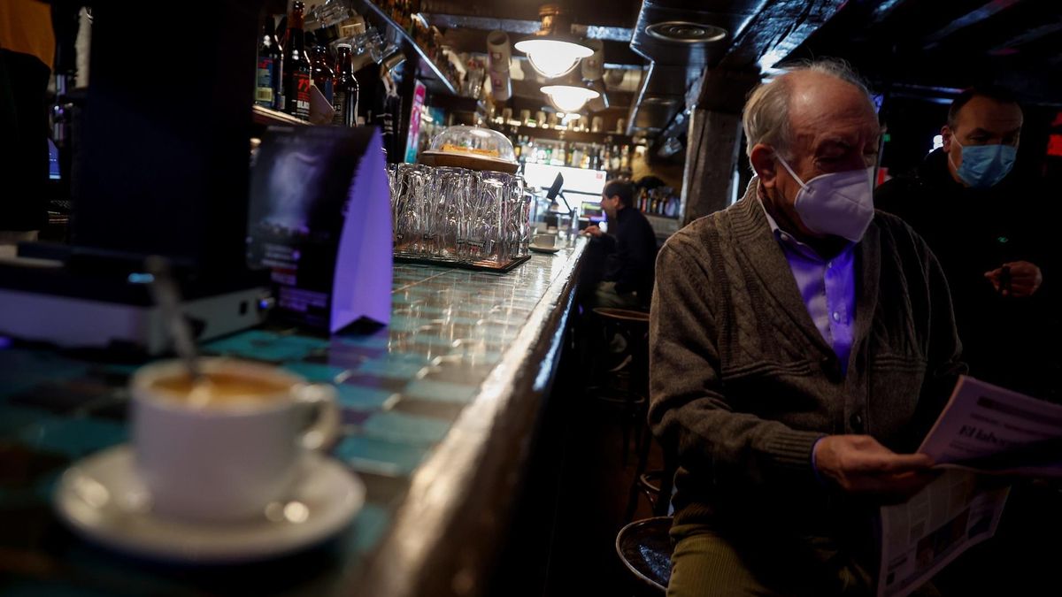 Dos hombres consumen en la barra de un bar de San Sebastián, donde desde este lunes el Gobierno Vasco ha relajado las restricciones impuestas por la pandemia.