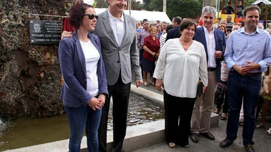 Peio García / ICAL El expresidente del Gobierno José Luis Rodríguez Zapatero asiste en Brañuelas (León) al homenaje a Benjamín Geijo.