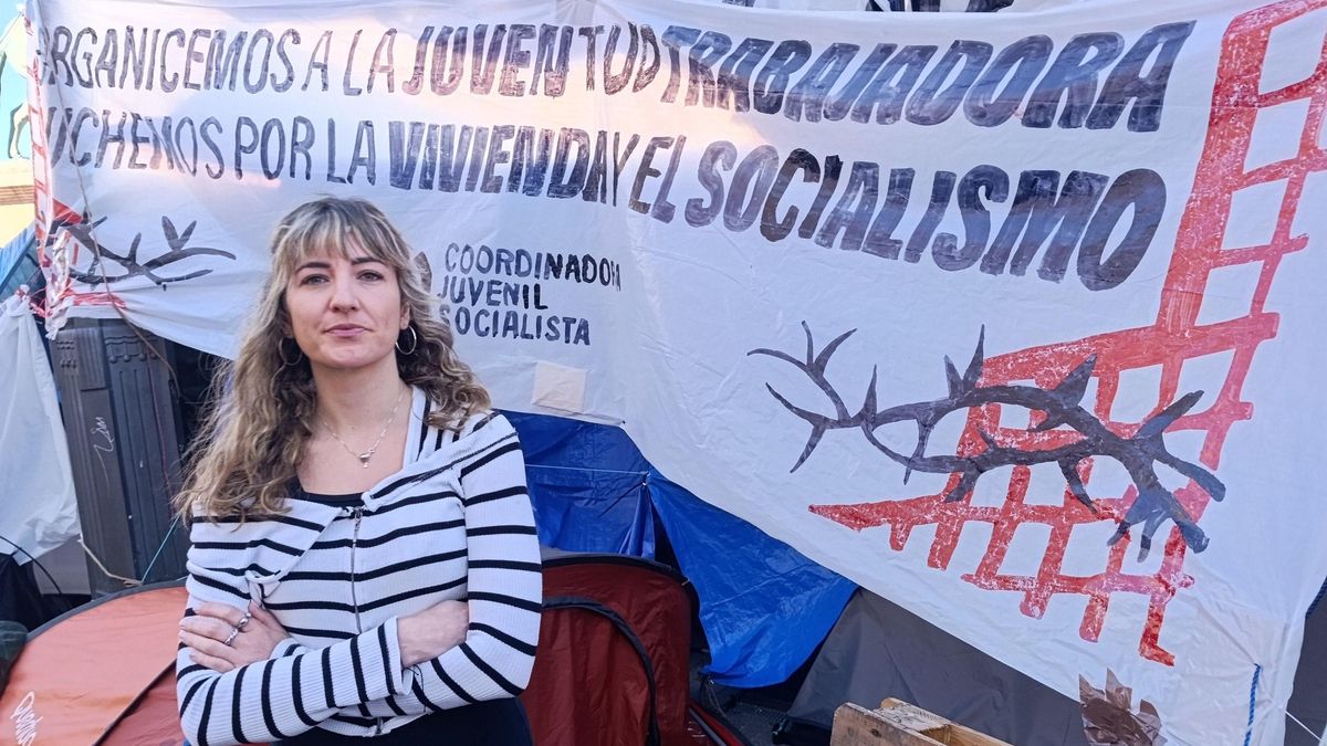 Liber, militante de la Coordinadora Juvenil Socialista, tras la entrevista desde la acampada de Sol.