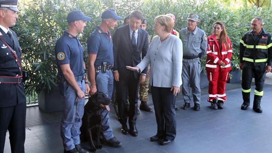 Merkel y Renzi se reúnen en la sede de Ferrari y tras el terremoto